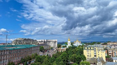 Ukrayna, Kyiv - 24 Haziran 2024: Şehir manzarası yukarıdan görünüyor. Mikhailovskaya Meydanı. St. Michael Katedrali 'nin çan kulesi. Dışişleri Bakanlığı binası. Ukrayna Dışişleri Bakanlığı.