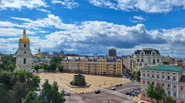 Ukrayna, Kyiv - 24 Haziran 2024: Şehir manzarası yukarıdan görünüyor. Sofievskaya Meydanı. Kyiv 'li Aziz Sophia' nın çan kulesi.