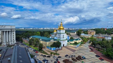 Ukrayna, Kyiv - 24 Haziran 2024: Şehir manzarası yukarıdan görünüyor. Mikhailovskaya Meydanı. St. Michael Katedrali 'nin çan kulesi. Dışişleri Bakanlığı binası. Ukrayna Dışişleri Bakanlığı.