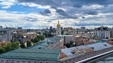 Ukrayna, Kyiv - 24 Haziran 2024: Şehir manzarası yukarıdan görünüyor. Sofievskaya Meydanı. Kyiv 'li Aziz Sophia' nın çan kulesi.