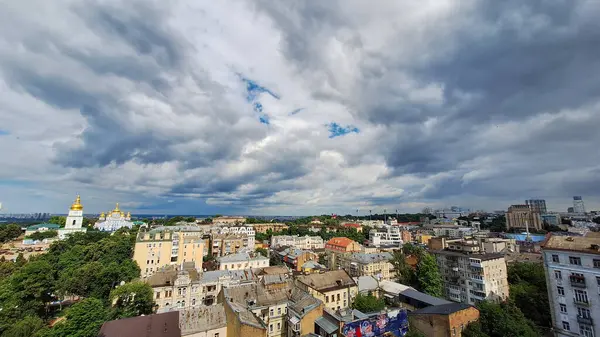 Ukrayna, Kyiv - 24 Haziran 2024: Şehir manzarası yukarıdan görünüyor. İkametgah sahibi şehir merkezi.