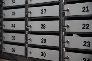 Kyiv, Ukrayna - 24 Haziran 2021: Çok katlı bir apartmanın girişine yeni posta kutuları yerleştirilmesi. İçinde numaralar ve anahtarlar olan yeni posta kutuları.