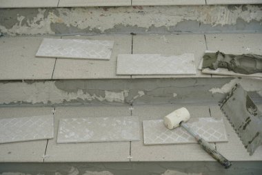 Kyiv, Ukrayna - 6 Temmuz 2021: Bir işçi basamaklara yeni fayanslar serer. Yeni döşemeler döşeniyor.