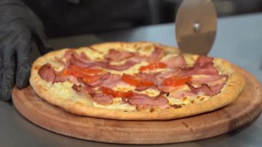 Kyiv bölgesi, Ukrayna - 16 Eylül 2024: Pizzacı kız pizza hazırlıyor. Kafenin mutfağında pizza üretimi..
