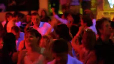 Turkey, Bodrum - 24 Eylül 2010: İnsanlar gece kulübünde dans ediyor. Bir gece kulübünde dans pistinde. Şehir merkezindeki popüler bir diskoda dinlenen insanlar.