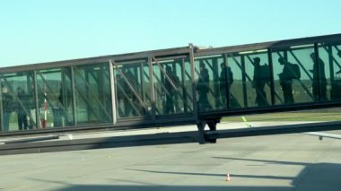 Krakow, Polonya - 20 Ekim 2024 Krakow Havaalanı. Kalkıştan önce uçak kontrolleri (biniş). Havaalanı çalışanı uçağa servis yapıyor. Bagaj yükleme (boşaltma). Yolcular (varış). Ryanair