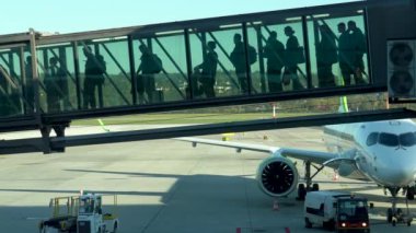 Krakow, Polonya - 20 Ekim 2024 Krakow Havaalanı. Kalkıştan önce uçak kontrolleri (biniş). Havaalanı çalışanı uçağa servis yapıyor. Bagaj yükleme (boşaltma). Yolcular (varış). Ryanair