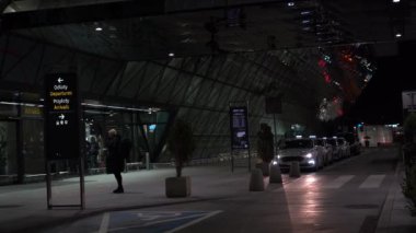 Krakow, Polonya - 20 Ekim 2024: Krakow Havaalanı (Gece). Havaalanı terminalinin çıkışındaki taksiler. Havaalanına giren / çıkan yolcular.