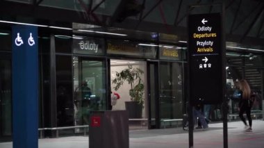 Krakow, Polonya - 20 Ekim 2024: Krakow Havaalanı (Gece). Havaalanı terminalinin çıkışındaki taksiler. Havaalanına giren / çıkan yolcular.