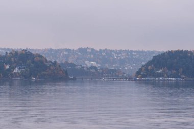 Oslo, Norveç - 20 Ekim 2024: Oslofjord (Oslofjorden), körfez ve ada manzarası. Sonbahar ormanı.