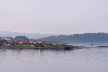 Oslo, Norveç - 20 Ekim 2024: Oslofjord (Oslofjorden), yazlık ev ve yazlık ev manzarası. Evleri eğlence için çerçevelet. Ormanın ve kayaların arasında bir kulübe. Çok renkli özel evler.