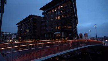 Oslo, Norveç - 19 Ekim 2024: Modern gayrimenkul manzarası. Şehirdeki güzel modern evler. Şehir sokağı.