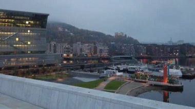 Oslo, Norveç - 19 Ekim 2024: Modern gayrimenkul manzarası. Şehirdeki güzel modern evler. Şehir sokağı.