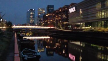 Oslo, Norveç - 19 Ekim 2024: Modern gayrimenkul manzarası. Şehirdeki güzel modern evler. Şehir sokağı.