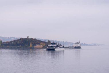 Oslo, Norveç - 19 Ekim 2024 Ada Feribotları Oslofjord 'da. Yeşil tepeler ve kayalık adalar tarafından çerçevelenmiş Oslofjord 'un berrak sularında bir feribot süzülüyor.. 