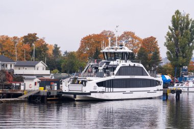 Oslo, Norveç - 19 Ekim 2024 Ada Feribotları Oslofjord 'da. Yeşil tepeler ve kayalık adalar tarafından çerçevelenmiş Oslofjord 'un berrak sularında bir feribot süzülüyor.. 
