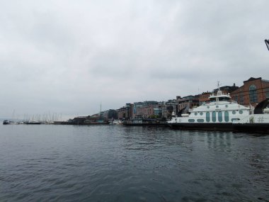 Oslo, Norveç - 19 Ekim 2024 Ada Feribotları Oslofjord 'da. Yeşil tepeler ve kayalık adalar tarafından çerçevelenmiş Oslofjord 'un berrak sularında bir feribot süzülüyor.. 