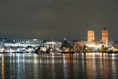 Oslo, Norveç - 19 Ekim 2024: Modern gayrimenkul manzarası. Şehirdeki güzel modern evler. Şehir sokağı