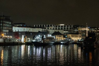 Oslo, Norveç - 19 Ekim 2024: Modern gayrimenkul manzarası. Şehirdeki güzel modern evler. Şehir sokağı