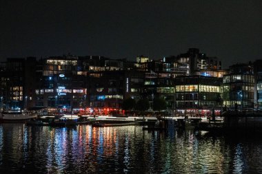 Oslo, Norveç - 19 Ekim 2024: Modern gayrimenkul manzarası. Şehirdeki güzel modern evler. Şehir sokağı