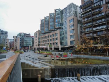 Oslo, Norveç - 19 Ekim 2024: Modern gayrimenkul manzarası. Şehirdeki güzel modern evler. Şehir sokağı