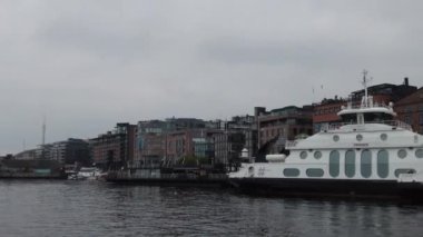 Oslo, Norveç - 19 Ekim 2024: Modern gayrimenkul manzarası. Şehirdeki güzel modern evler. Şehir sokağı.