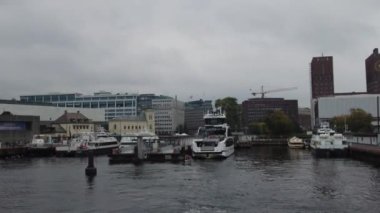 Oslo, Norveç - 19 Ekim 2024: Modern gayrimenkul manzarası. Şehirdeki güzel modern evler. Şehir sokağı.