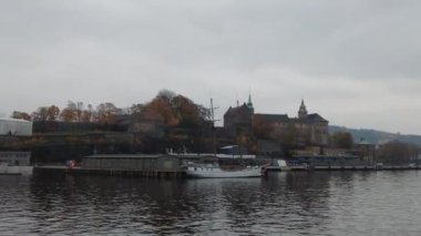 Oslo, Norveç - 19 Ekim 2024: Modern gayrimenkul manzarası. Şehirdeki güzel modern evler. Şehir sokağı.