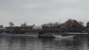 Oslo, Norveç - 19 Ekim 2024: Modern gayrimenkul manzarası. Şehirdeki güzel modern evler. Şehir sokağı.