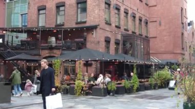 Oslo, Norveç - 19 Ekim 2024: Modern gayrimenkul manzarası. Şehirdeki güzel modern evler. Şehir sokağı.