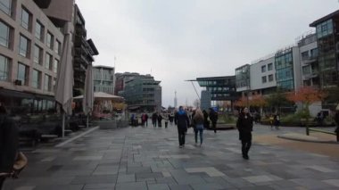 Oslo, Norveç - 19 Ekim 2024: Modern gayrimenkul manzarası. Şehirdeki güzel modern evler. Şehir sokağı.