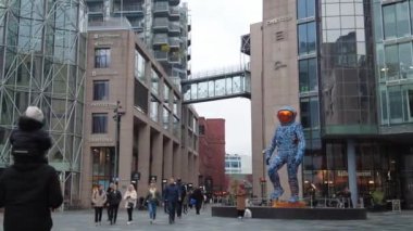 Oslo, Norveç - 19 Ekim 2024: Modern gayrimenkul manzarası. Şehirdeki güzel modern evler. Şehir sokağı.