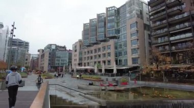 Oslo, Norveç - 19 Ekim 2024: Modern gayrimenkul manzarası. Şehirdeki güzel modern evler. Şehir sokağı.