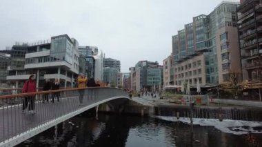 Oslo, Norveç - 19 Ekim 2024: Modern gayrimenkul manzarası. Şehirdeki güzel modern evler. Şehir sokağı.