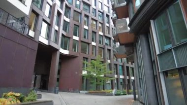 Oslo, Norveç - 19 Ekim 2024: Modern gayrimenkul manzarası. Şehirdeki güzel modern evler. Şehir sokağı.