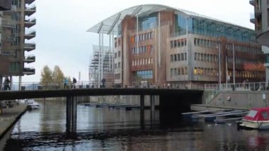 Oslo, Norveç - 19 Ekim 2024: Modern gayrimenkul manzarası. Şehirdeki güzel modern evler. Şehir sokağı.