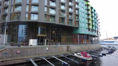 Oslo, Norveç - 19 Ekim 2024: Modern gayrimenkul manzarası. Şehirdeki güzel modern evler. Şehir sokağı.