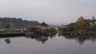 Oslo, Norveç - 19 Ekim 2024: Oslofjord (Oslofjorden), yazlık ev ve yazlık ev manzarası. Evleri eğlence için çerçevelet. Ormanın ve kayaların arasında bir kulübe. Çok renkli özel evler.
