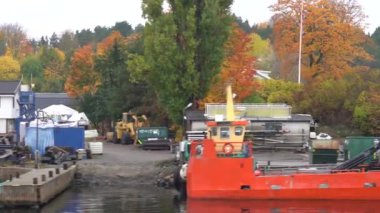 Oslo, Norveç - 19 Ekim 2024: Oslofjord (Oslofjorden), yazlık ev ve yazlık ev manzarası. Evleri eğlence için çerçevelet. Ormanın ve kayaların arasında bir kulübe. Çok renkli özel evler.