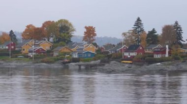 Oslo, Norveç - 19 Ekim 2024: Oslofjord (Oslofjorden), yazlık ev ve yazlık ev manzarası. Evleri eğlence için çerçevelet. Ormanın ve kayaların arasında bir kulübe. Çok renkli özel evler.
