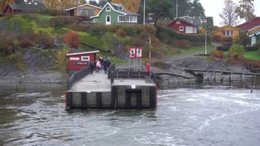 Oslo, Norveç - 19 Ekim 2024: Oslofjord (Oslofjorden), yazlık ev ve yazlık ev manzarası. Evleri eğlence için çerçevelet. Ormanın ve kayaların arasında bir kulübe. Çok renkli özel evler.