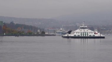 Oslo, Norveç - 19 Ekim 2024 Ada Feribotları Oslofjord 'da. Yeşil tepeler ve kayalık adalar tarafından çerçevelenmiş Oslofjord 'un berrak sularında bir feribot süzülür. Uçaktaki yolcular, Norveç 'in el değmemiş doğası ve temiz havasının panoramik manzarasının keyfini çıkarıyorlar..