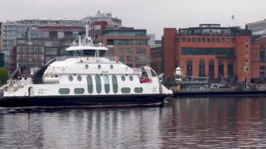 Oslo, Norveç - 19 Ekim 2024 Ada Feribotları Oslofjord 'da. Yeşil tepeler ve kayalık adalar tarafından çerçevelenmiş Oslofjord 'un berrak sularında bir feribot süzülür. Uçaktaki yolcular, Norveç 'in el değmemiş doğası ve temiz havasının panoramik manzarasının keyfini çıkarıyorlar..