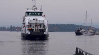 Oslo, Norveç - 19 Ekim 2024 Ada Feribotları Oslofjord 'da. Yeşil tepeler ve kayalık adalar tarafından çerçevelenmiş Oslofjord 'un berrak sularında bir feribot süzülür. Uçaktaki yolcular, Norveç 'in el değmemiş doğası ve temiz havasının panoramik manzarasının keyfini çıkarıyorlar..
