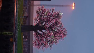 Oslo, Norveç - 19 Ekim 2024: Oslo Ağacı 'ndaki mimari obje. Kurulum 14 metre yüksekliğinde ve toplam 150.000 bilgisayar kontrollü LED lambası olan 15.000 yapraklı.