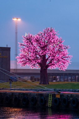 Oslo, Norveç - 19 Ekim 2024: Oslo Ağacı 'ndaki mimari obje. Kurulum 14 metre yüksekliğinde ve toplam 150.000 bilgisayar kontrollü LED lambası olan 15.000 yapraklı..