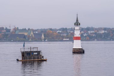 Oslo, Norveç, 18 Ekim 2024: Şehir merkezinde kendi kendine yeten bir sauna manzarası. Popüler bir Norveç saunası.