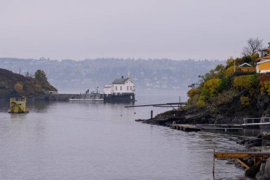 Oslo, Norveç, 18 Ekim 2024: Su ve fiyortlar arasında Deniz Feneri (Şamandıra).