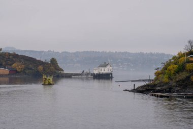 Oslo, Norveç, 18 Ekim 2024: Su ve fiyortlar arasında Deniz Feneri (Şamandıra).