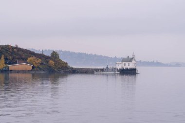 Oslo, Norveç, 18 Ekim 2024: Su ve fiyortlar arasında Deniz Feneri (Şamandıra).